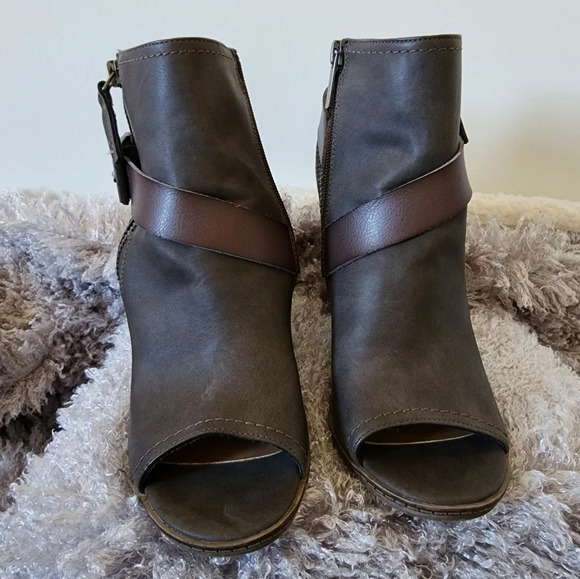 Dolce Vida Heels - Picture 3 of 6